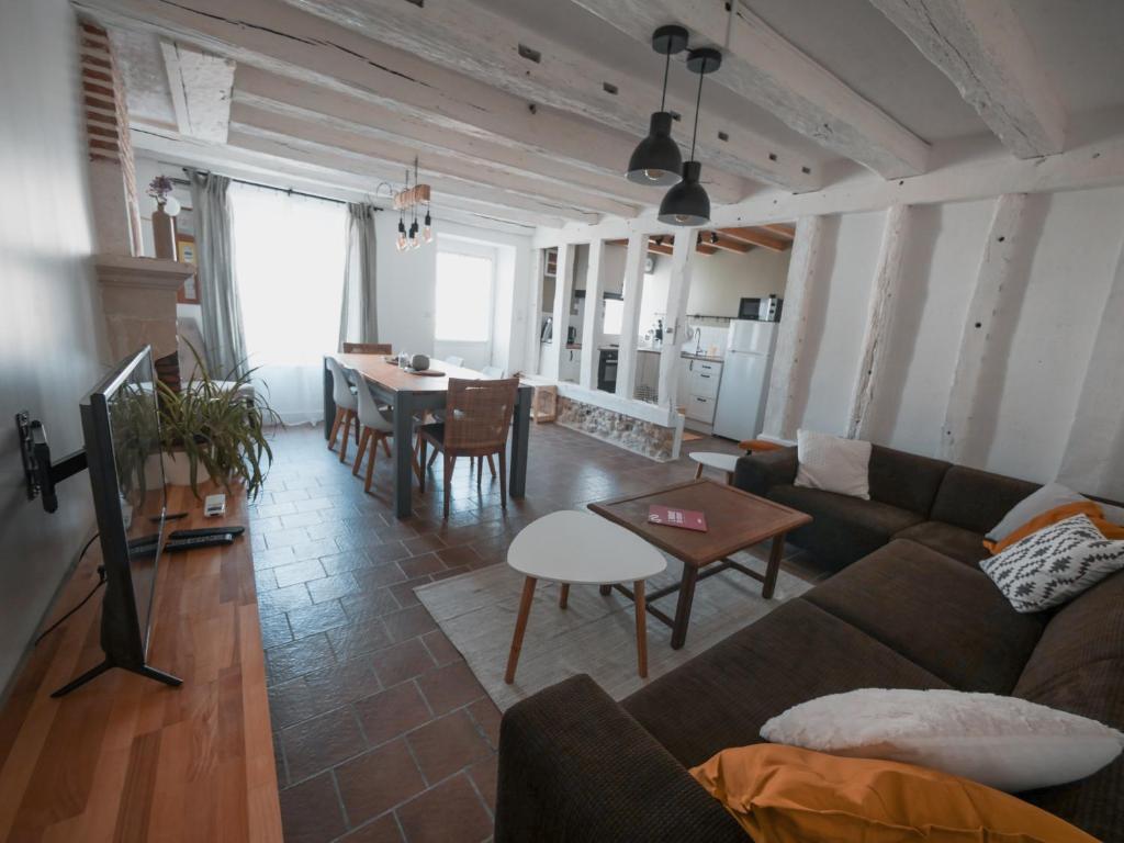 - un salon avec un canapé et une table dans l'établissement La Ferme Étoilée, à Valençay