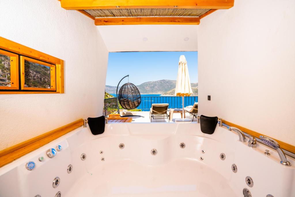 Villa with a private pool, rooftop Bar & very close to beach