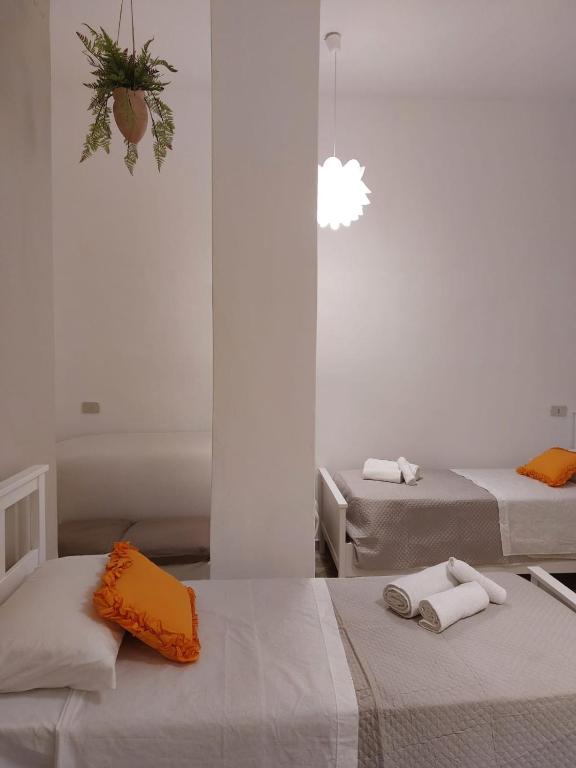 2 łóżka w białym pokoju z ręcznikami w obiekcie Casa Costanzo w mieście Capaci