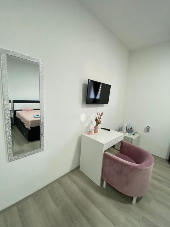 Sjónvarps- og/eða afþreyingartæki á Apartmani Home