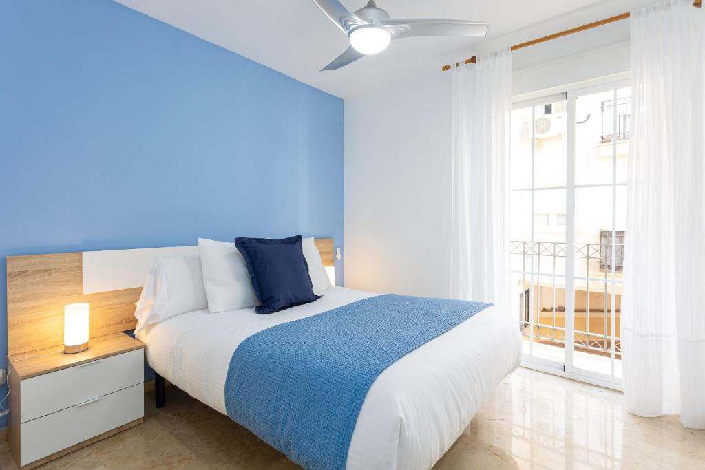 Posteľ alebo postele v izbe v ubytovaní Holidays2Malaga Capuchinos French balconies, private parking, WiFi & Air con