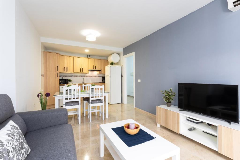 Kuchyňa alebo kuchynka v ubytovaní Holidays2Malaga Capuchinos French balconies, private parking, WiFi & Air con