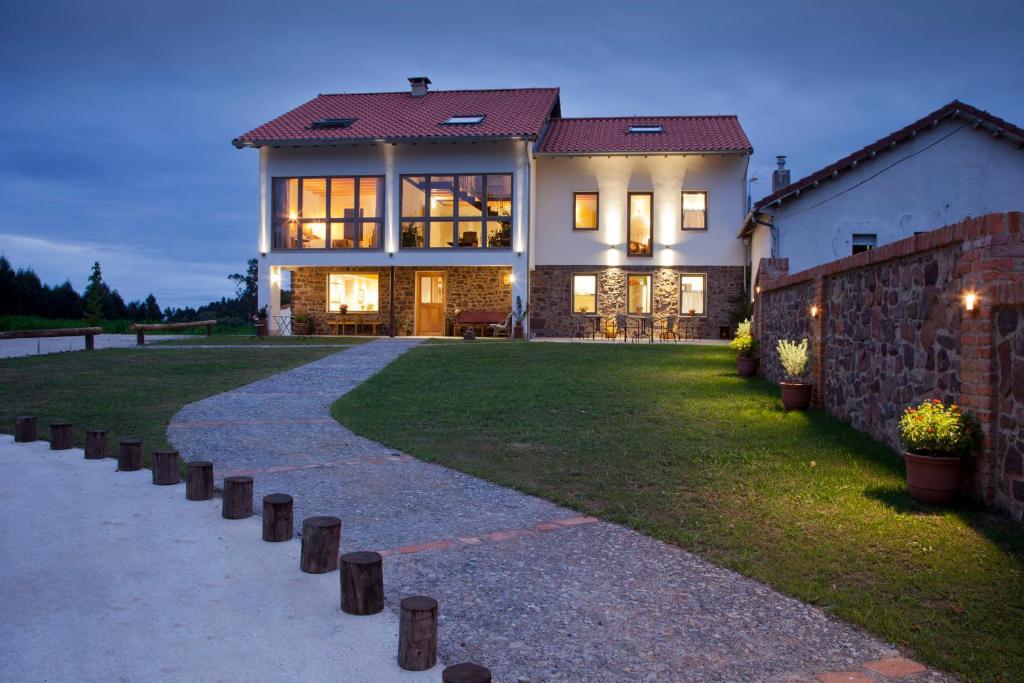 una grande casa con un sentiero di fronte di Casona Canto Llano a Piedeloro