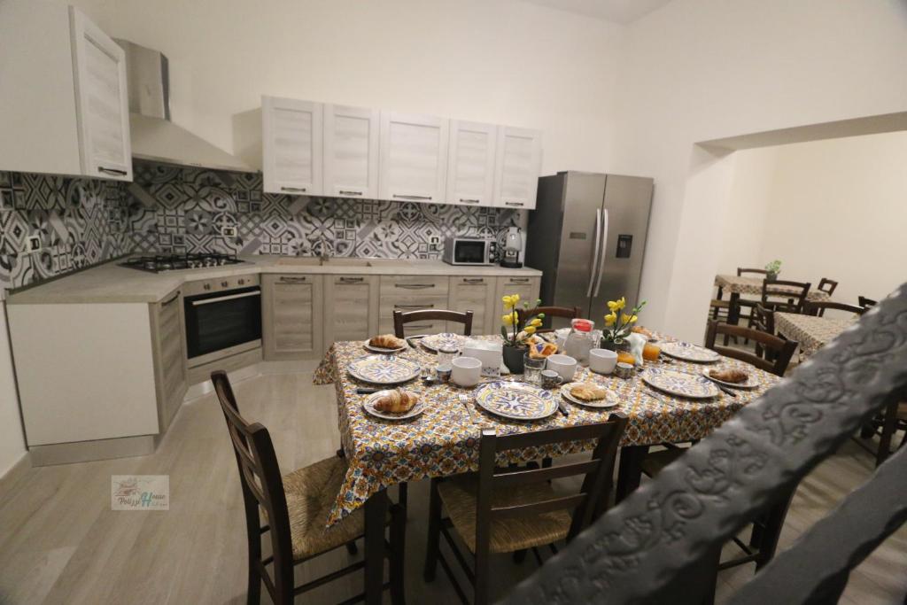 een keuken met een tafel met borden met eten erop bij Bed And Breakfast Polizzi House in Petralia Sottana
