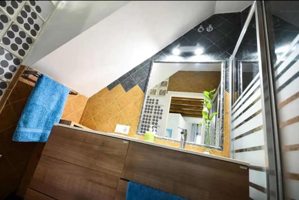 łazienka z lustrem i schody w pokoju w obiekcie Typical Sevillan 2 bedroom unit w Sewilli