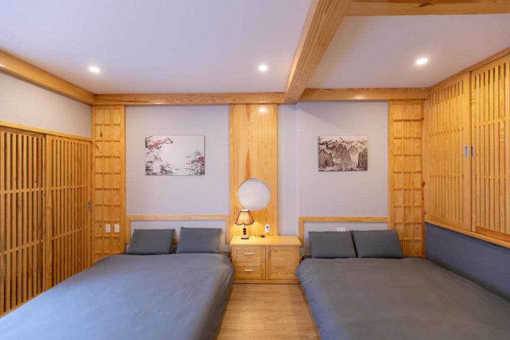 Giường trong phòng chung tại Nguyễn Tài Hostel &amp; Coffee Đà Lạt