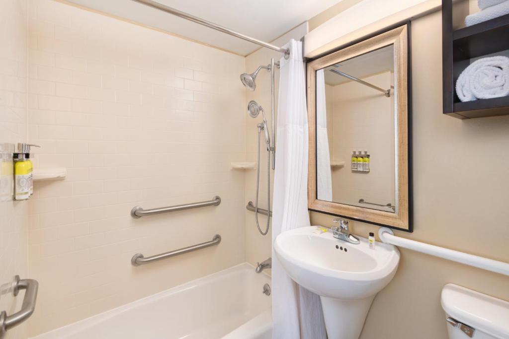Staybridge Suites Savannah Historic District by IHG photo