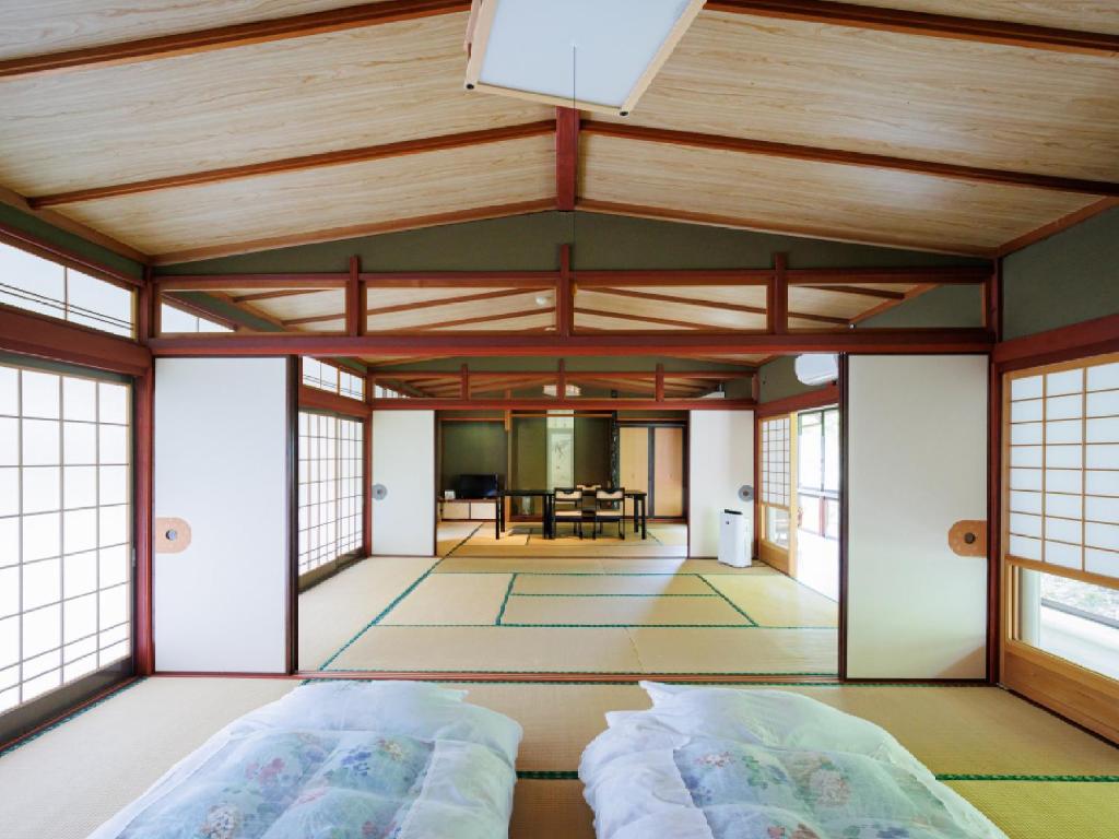 Postel nebo postele na pokoji v ubytování Ryokan Kigusuriya