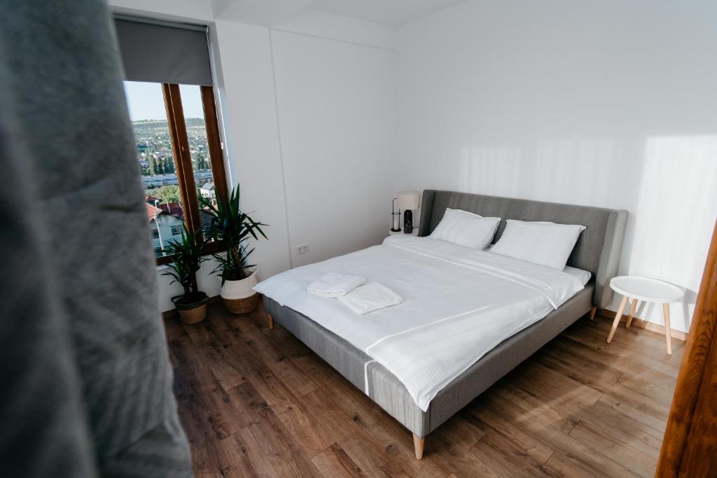 a bedroom with a large bed with white sheets at Evo Residence Migdalului in Cluj-Napoca
