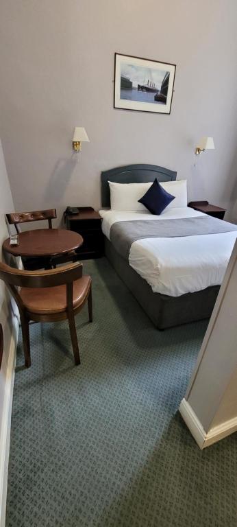 Ένα ή περισσότερα κρεβάτια σε δωμάτιο στο Commodore Hotel