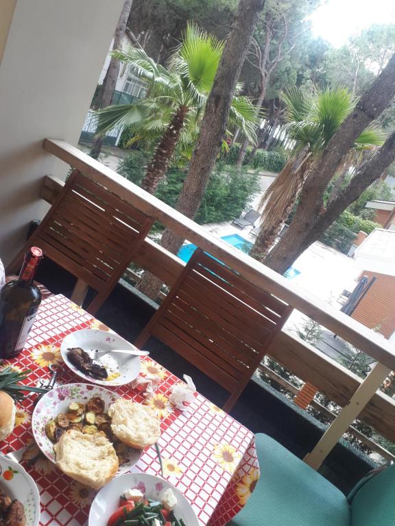 une table avec des assiettes de nourriture sur un balcon dans l'établissement Private Residence Full Apartment in Golem, à Golem
