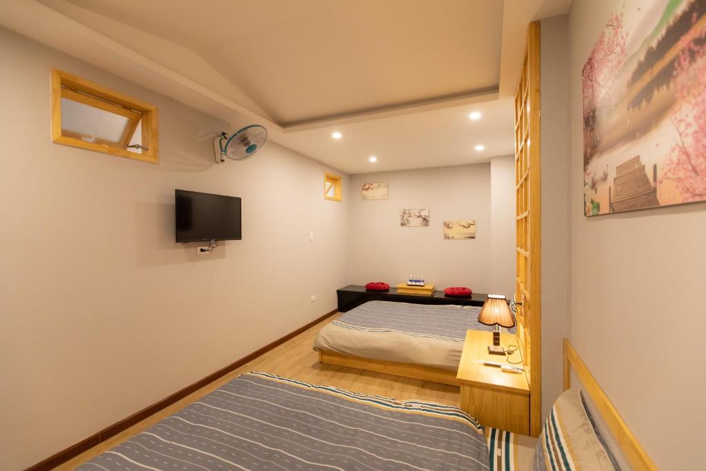 TV a/nebo společenská místnost v ubytování Nguyễn Tài Hostel & Coffee Đà Lạt
