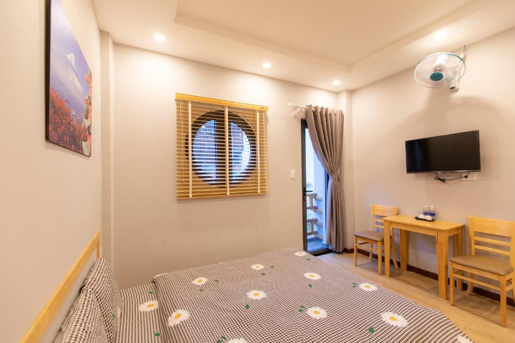 TV a/nebo společenská místnost v ubytování Nguyễn Tài Hostel & Coffee Đà Lạt