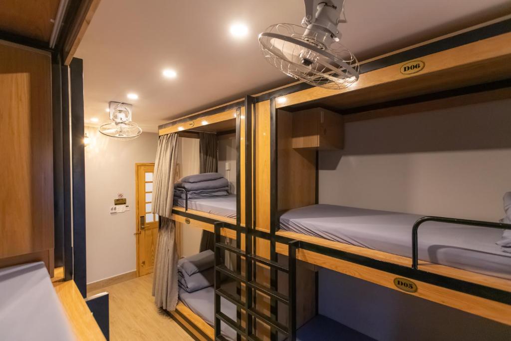 Giường trong phòng chung tại Nguyễn Tài Hostel &amp; Coffee Đà Lạt