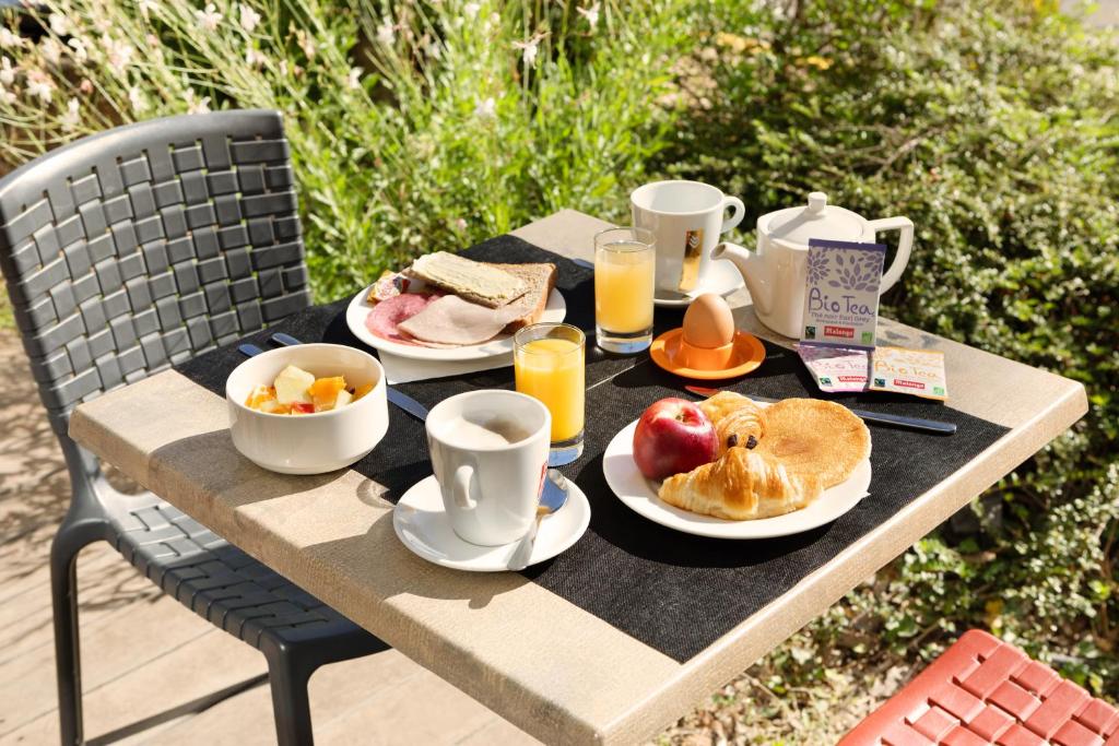 stół ze śniadaniem i napojami w obiekcie Holiday Inn Express - Marseille Airport, an IHG Hotel w mieście Vitrolles