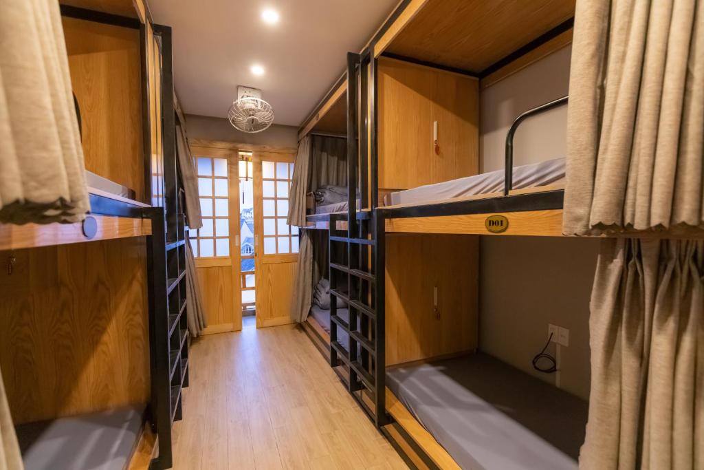 Giường trong phòng chung tại Nguyễn Tài Hostel &amp; Coffee Đà Lạt