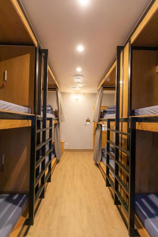 Giường tầng trong phòng chung tại Nguyễn Tài Hostel &amp; Coffee Đà Lạt