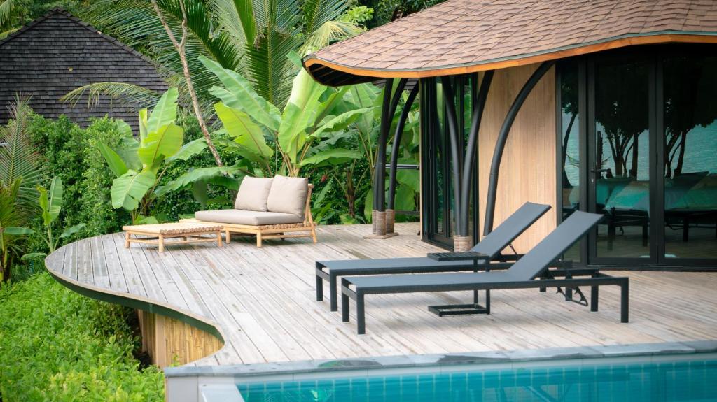 Bazén v ubytování Touch Beachfront Pool Villa Koh Yao Noi nebo v jeho okolí
