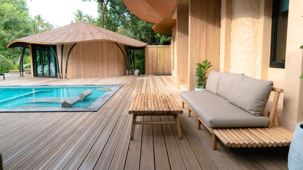 Bazén v ubytování Touch Beachfront Pool Villa Koh Yao Noi nebo v jeho okolí