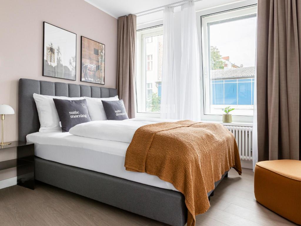 una camera con un grande letto e una finestra di limehome Berlin Luise Henriette Str - Digital Access a Berlino