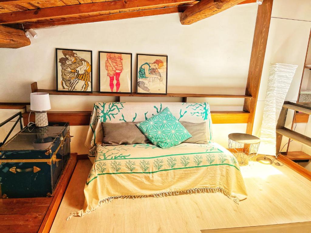 una camera con un letto e alcune immagini sul muro di Ulisse's LOFT - Incantevole vista mare, centro storico e spiaggia a piedi - wifi a Terracina