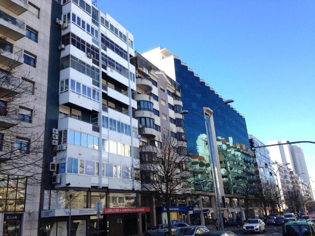 ein hohes Gebäude in einer Stadtstraße mit Autos in der Unterkunft HI71 Lisboa in Lissabon