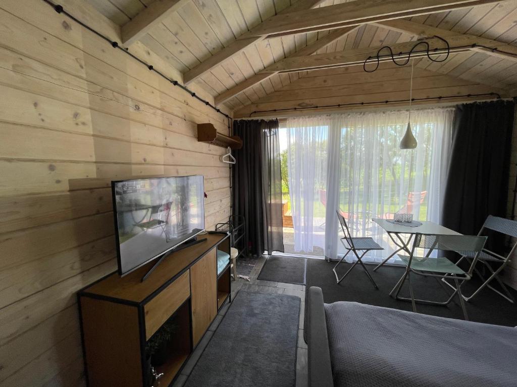 Televízia a/alebo spoločenská miestnosť v ubytovaní Szarejkowy GLAMP