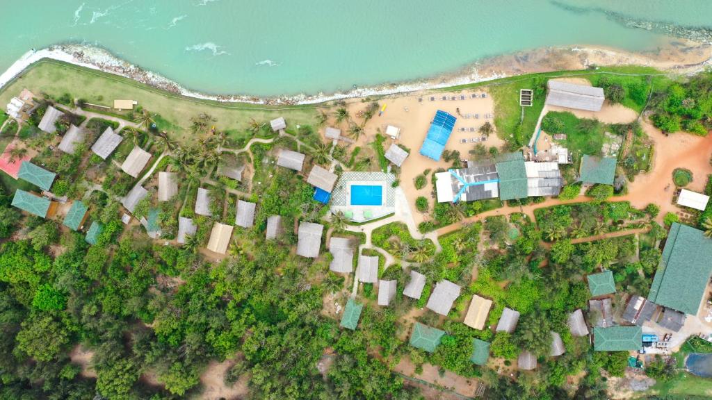 eine Luftansicht eines Resorts am Strand in der Unterkunft Lotus an Eco Resort Konark in Konark