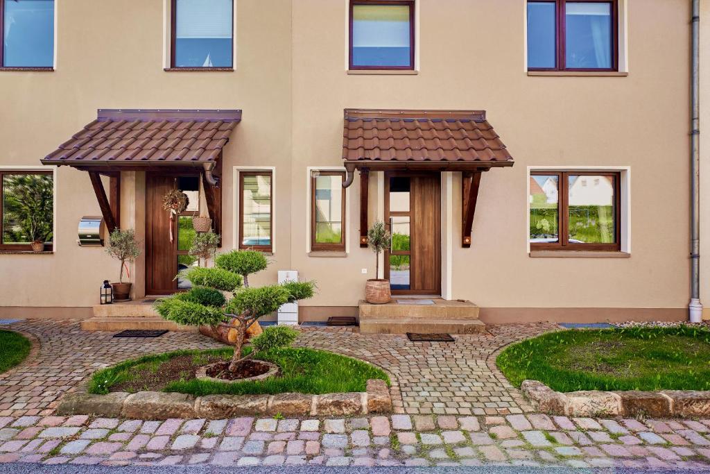 een huis met een tuin ervoor bij Ferienhaus Lichtblick in Freital