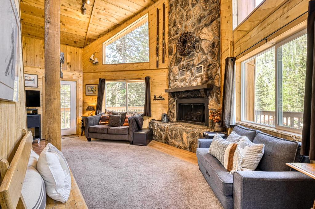 ein Wohnzimmer mit Sofas und einem Kamin in der Unterkunft Beaver Pond Chalet in Taos Ski Valley
