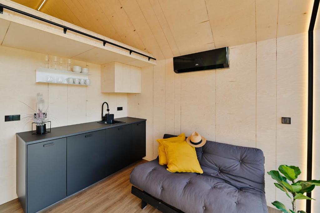 Kuchyň nebo kuchyňský kout v ubytování Unique Tiny House at Saaremaa Golf & Country Club