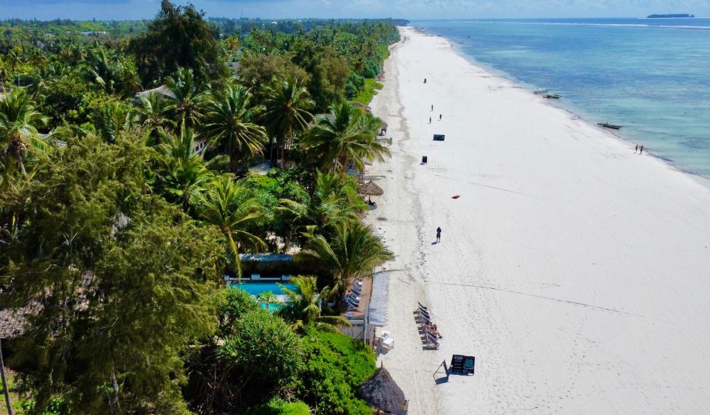 una vista aérea de la playa y el océano en The Seles Boutique Hotel, en Matemwe