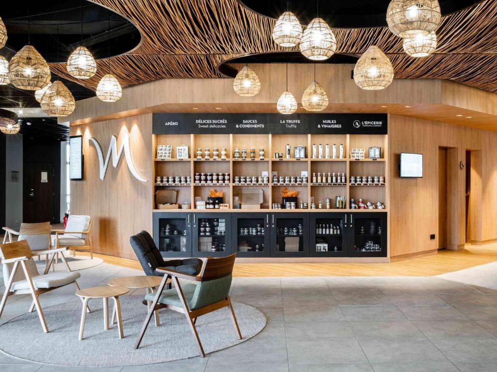 Lounge nebo bar v ubytování Mercure Compiègne Sud
