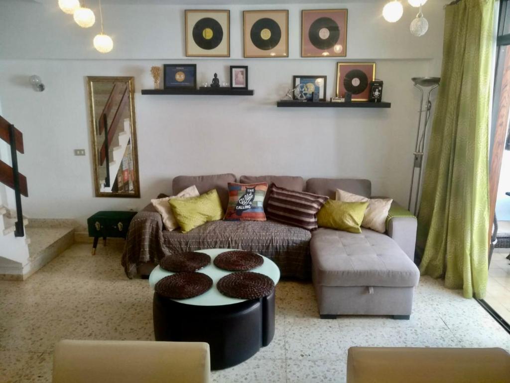 sala de estar con sofá y mesa en Duplex Apartment in Edificio Altemar, en Playa de las Américas