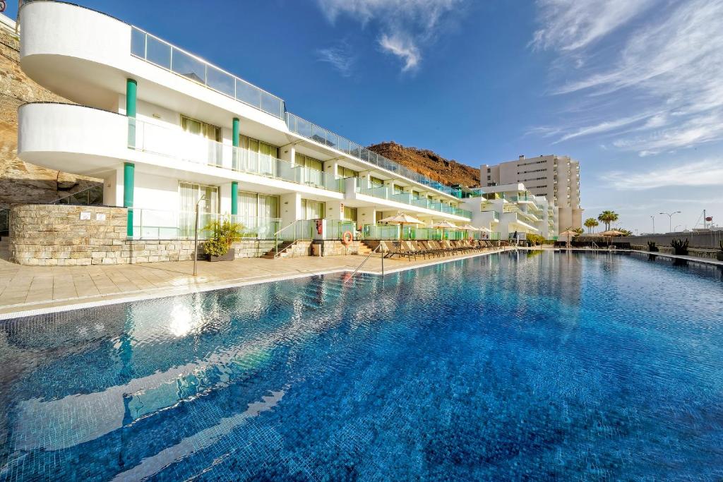 Bazén v ubytování Morasol Suites nebo v jeho okolí