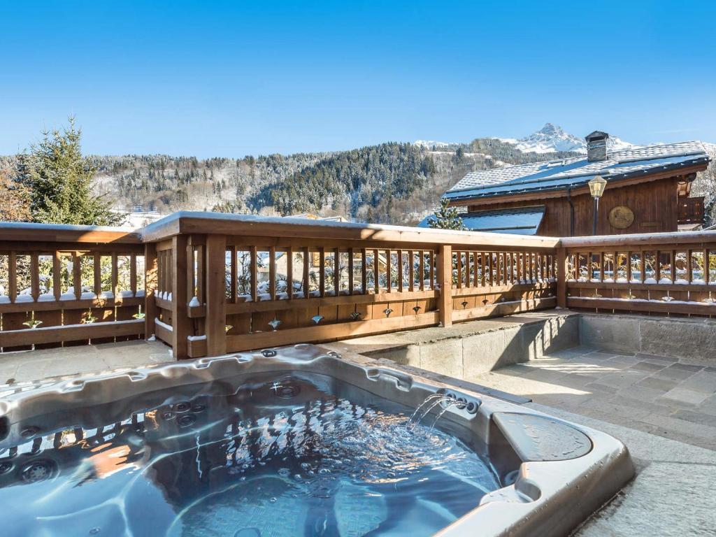 un bain à remous sur la terrasse d'une maison dans l'établissement Chalet moderne avec jacuzzi et 5 chambres, proche télécabine et ski-bus, Méribel Le Raffort - FR-1-566-14, à Les Allues