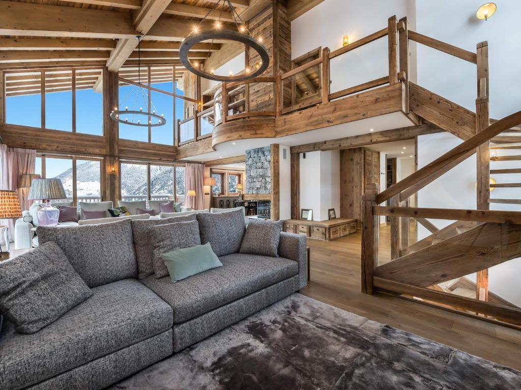 un salon avec un canapé et une mezzanine dans l'établissement Chalet luxe avec sauna, cheminée et services inclus à Courchevel 1650 - FR-1-563-89, à Courchevel