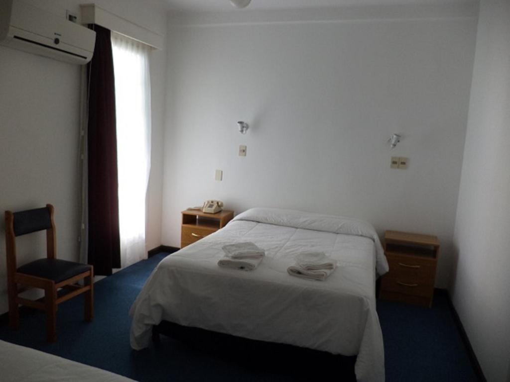 Postel nebo postele na pokoji v ubytování Hotel Escorial
