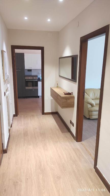ein Wohnzimmer mit einem TV und einem Sofa in der Unterkunft Appartamento in zona residenziale in Surdo