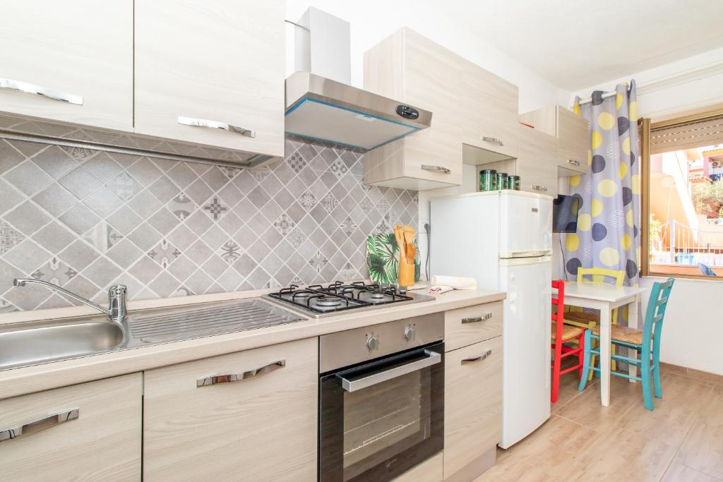 A kitchen or kitchenette at Sea Shell Isola Rossa
