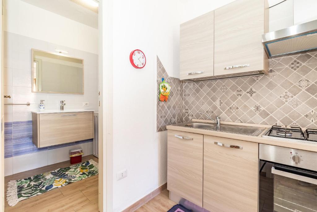 A kitchen or kitchenette at Sea Shell Isola Rossa