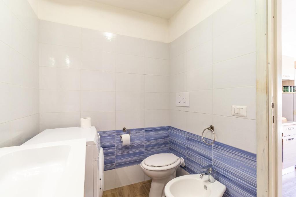 A bathroom at Sea Shell Isola Rossa