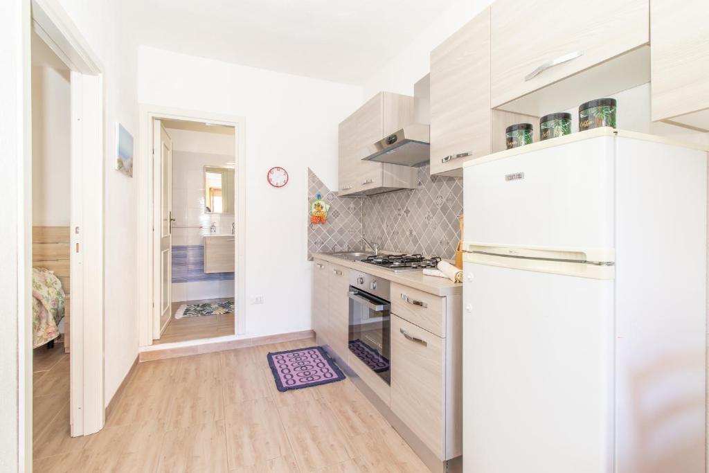 A kitchen or kitchenette at Sea Shell Isola Rossa