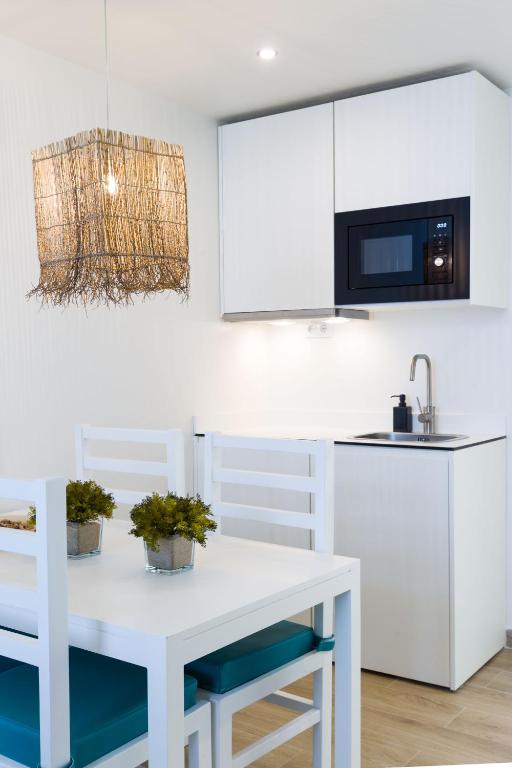 Kuchyň nebo kuchyňský kout v ubytování Oasis Tarrafal Alfandega Suites