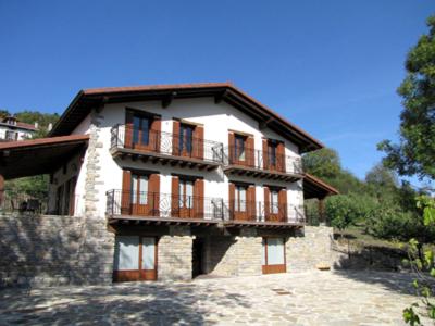 una casa con balcones a un lado en Sagardikoetxea II, en Oskotz