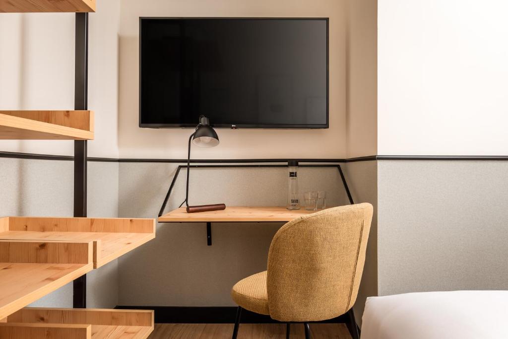 TV a/nebo společenská místnost v ubytování BYPILLOW Irala