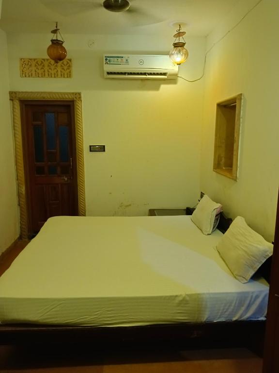 Postel nebo postele na pokoji v ubytování Hotel Janat Heritage