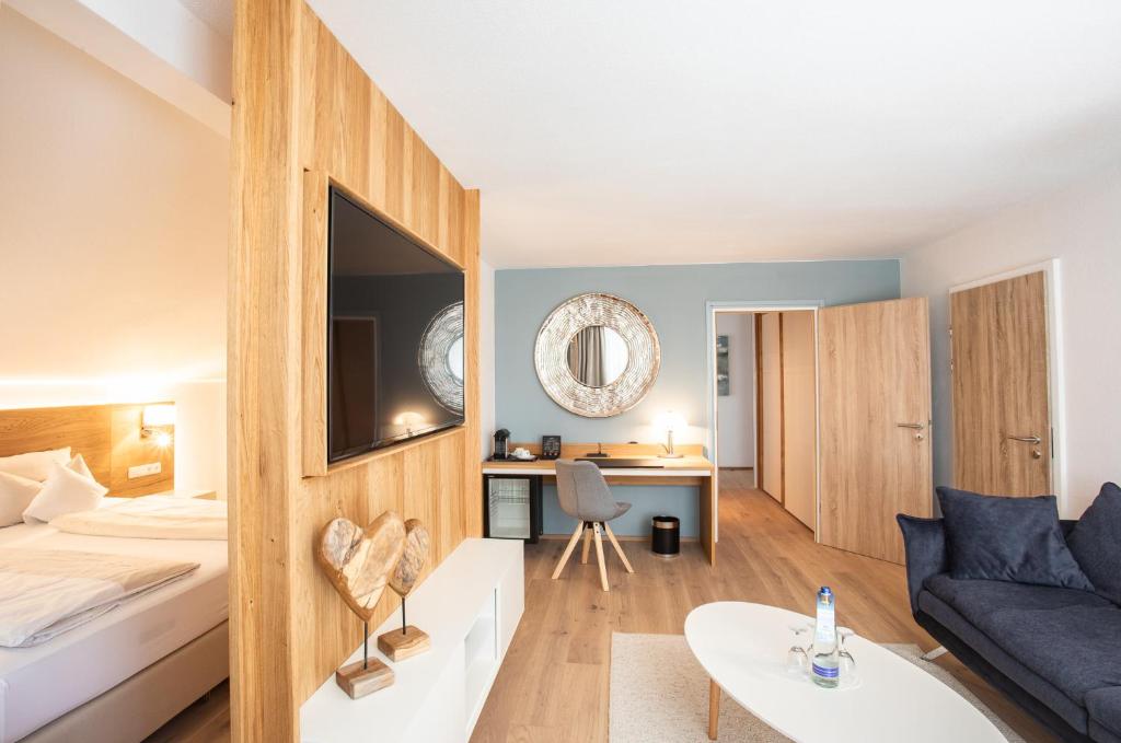 Postel nebo postele na pokoji v ubytování Yachthotel Chiemsee GmbH