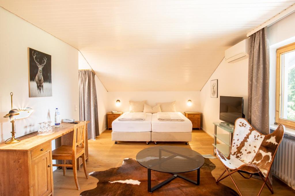 Postel nebo postele na pokoji v ubytování Yachthotel Chiemsee GmbH