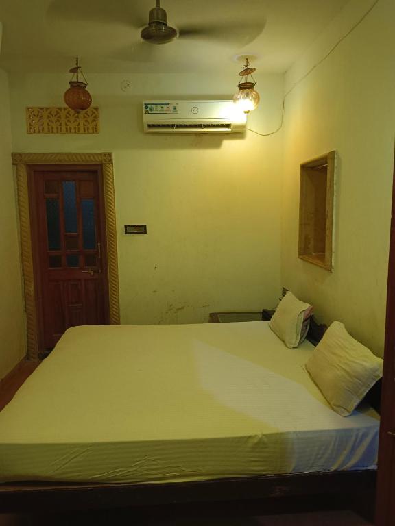 Postel nebo postele na pokoji v ubytování Hotel Janat Heritage